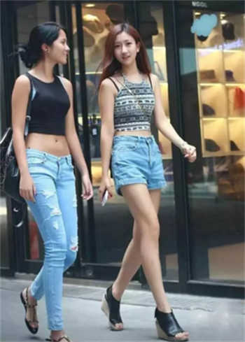 好看女士运动裤凹造型图