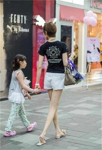 妈妈帮儿子消火