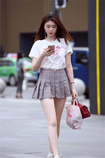 英语老师罚学生吃她的脚