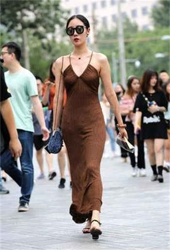 强迫臣服讲的啥