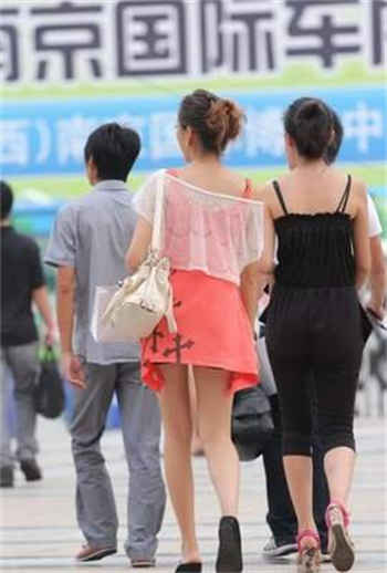 女子被割下头颅图片