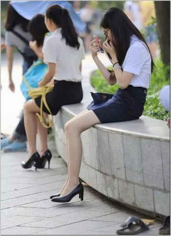 漂亮老婆在家被修空调如如