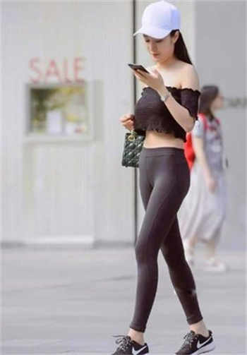 swag女演员身上纹玫瑰
