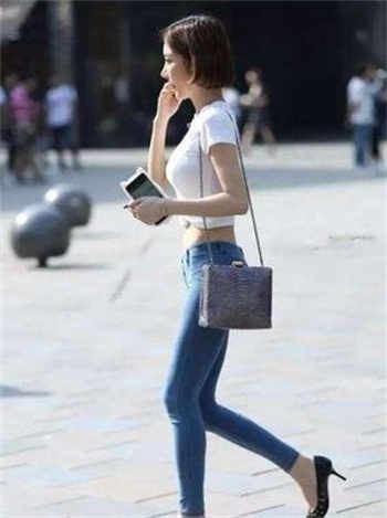 春丽被三个小孩小木屋