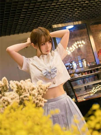 女客户叫快递员上门